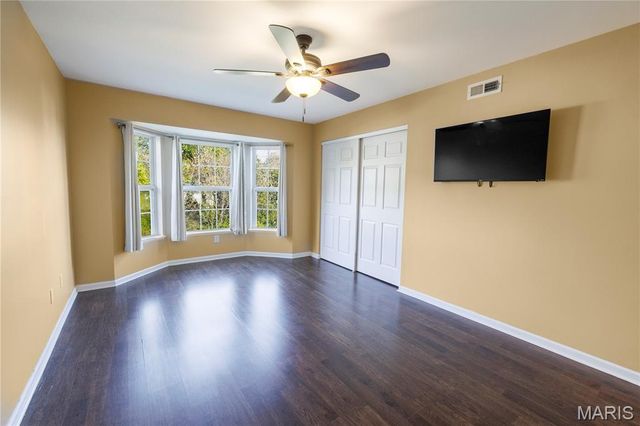 1432 Surrey Lane, St Peters, MO 63304