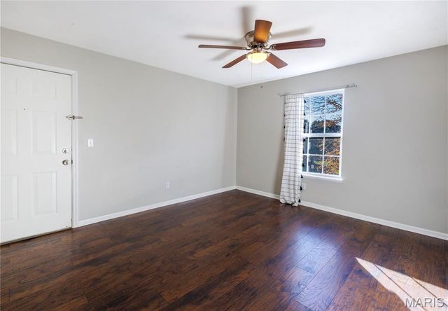 1432 Surrey Lane, St Peters, MO 63304