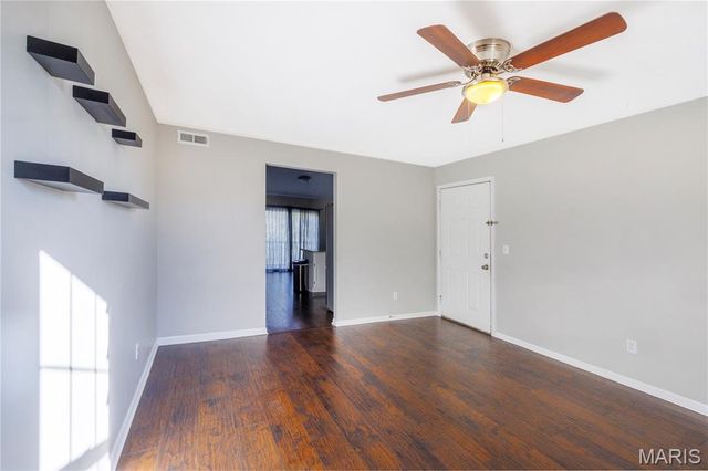 1432 Surrey Lane, St Peters, MO 63304