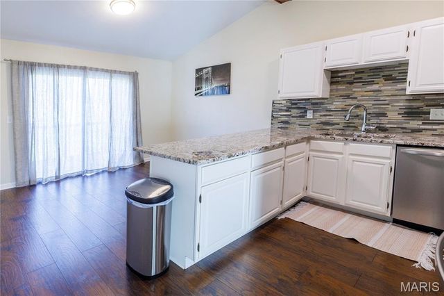 1432 Surrey Lane, St Peters, MO 63304