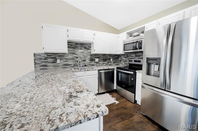 1432 Surrey Lane, St Peters, MO 63304