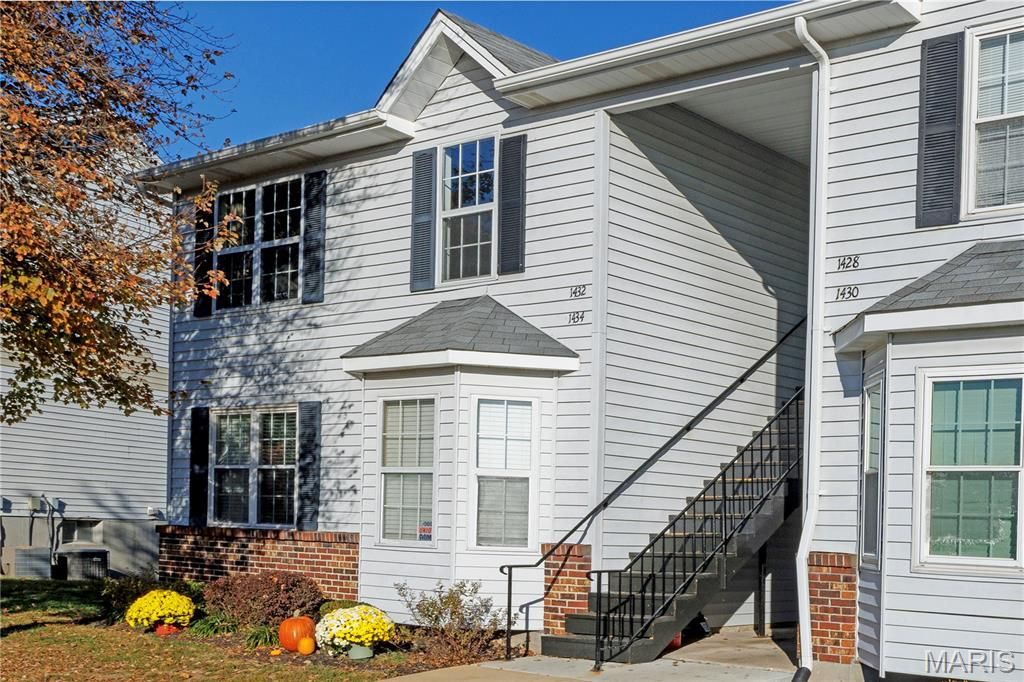 1432 Surrey Lane, St Peters, MO 63304