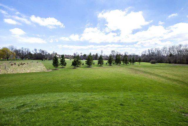 638 Red Oak DRIVE, Summit, WI 53066
