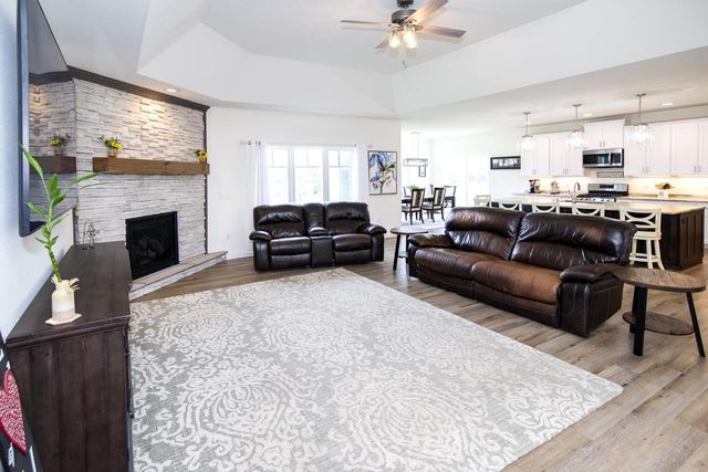638 Red Oak DRIVE, Summit, WI 53066
