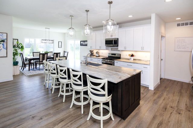 638 Red Oak DRIVE, Summit, WI 53066