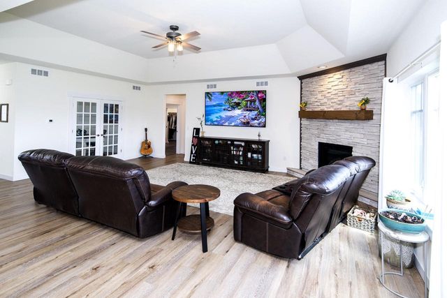 638 Red Oak DRIVE, Summit, WI 53066
