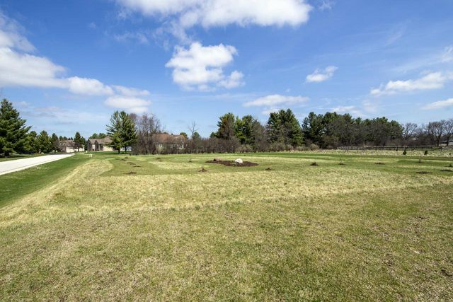 638 Red Oak DRIVE, Summit, WI 53066