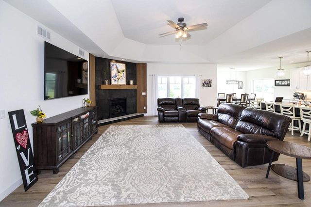 638 Red Oak DRIVE, Summit, WI 53066