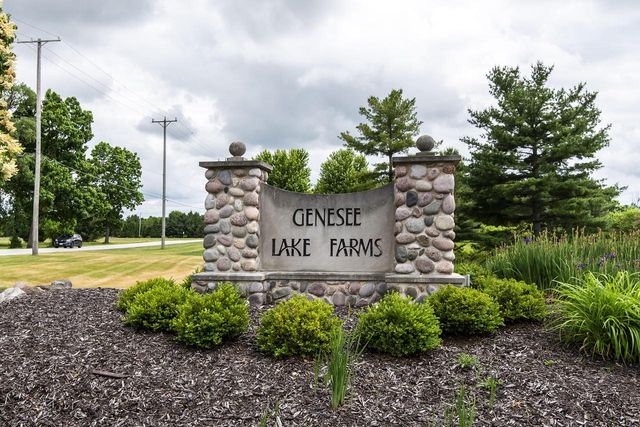 638 Red Oak DRIVE, Summit, WI 53066