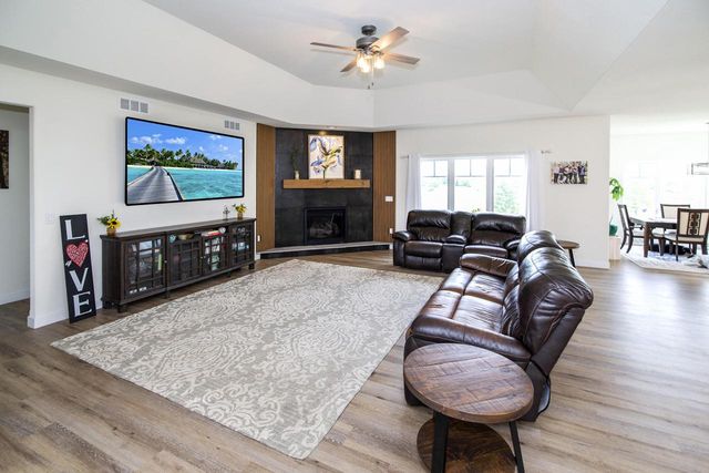 638 Red Oak DRIVE, Summit, WI 53066
