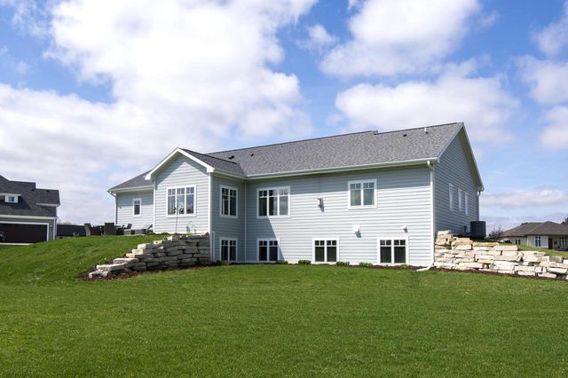 638 Red Oak DRIVE, Summit, WI 53066