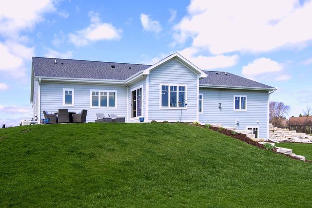 638 Red Oak DRIVE, Summit, WI 53066