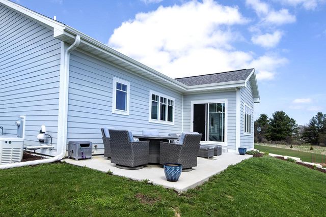 638 Red Oak DRIVE, Summit, WI 53066