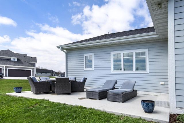 638 Red Oak DRIVE, Summit, WI 53066