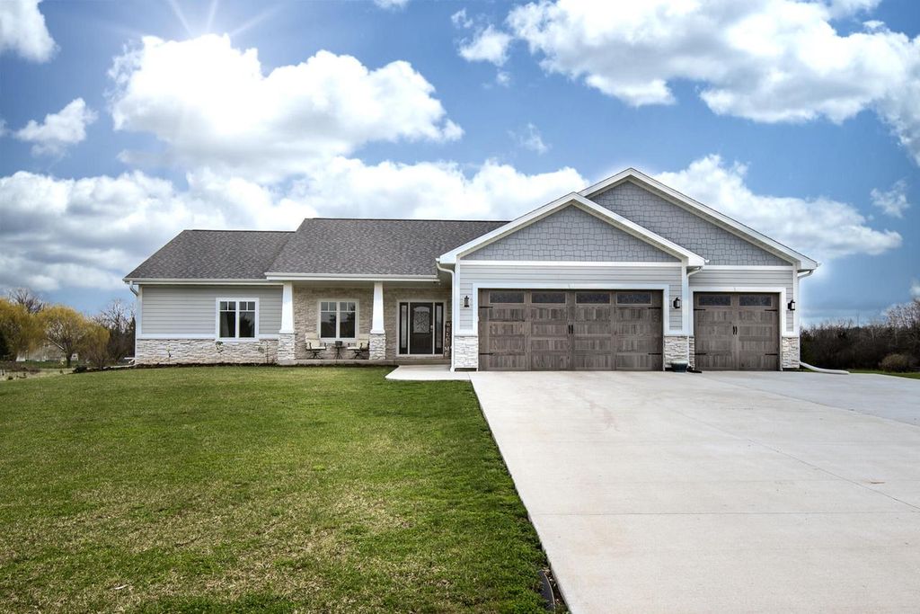 638 Red Oak DRIVE, Summit, WI 53066