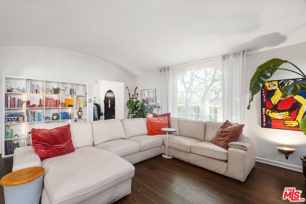 Image 10 of property listing at 1118 Grant Avenue, Venice, CA 90291