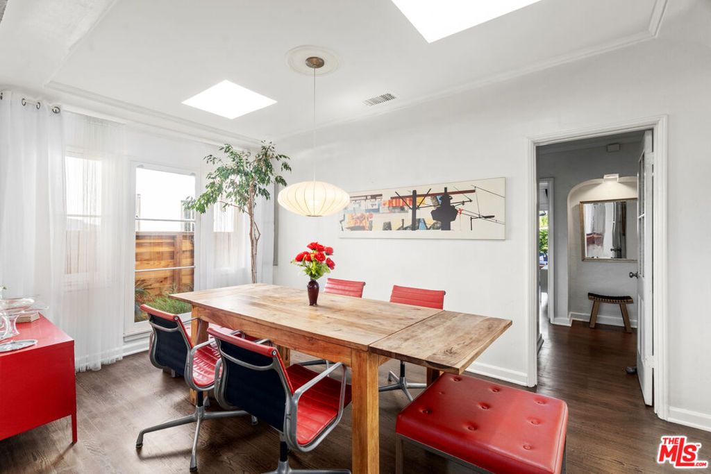 Image 12 of property listing at 1118 Grant Avenue, Venice, CA 90291