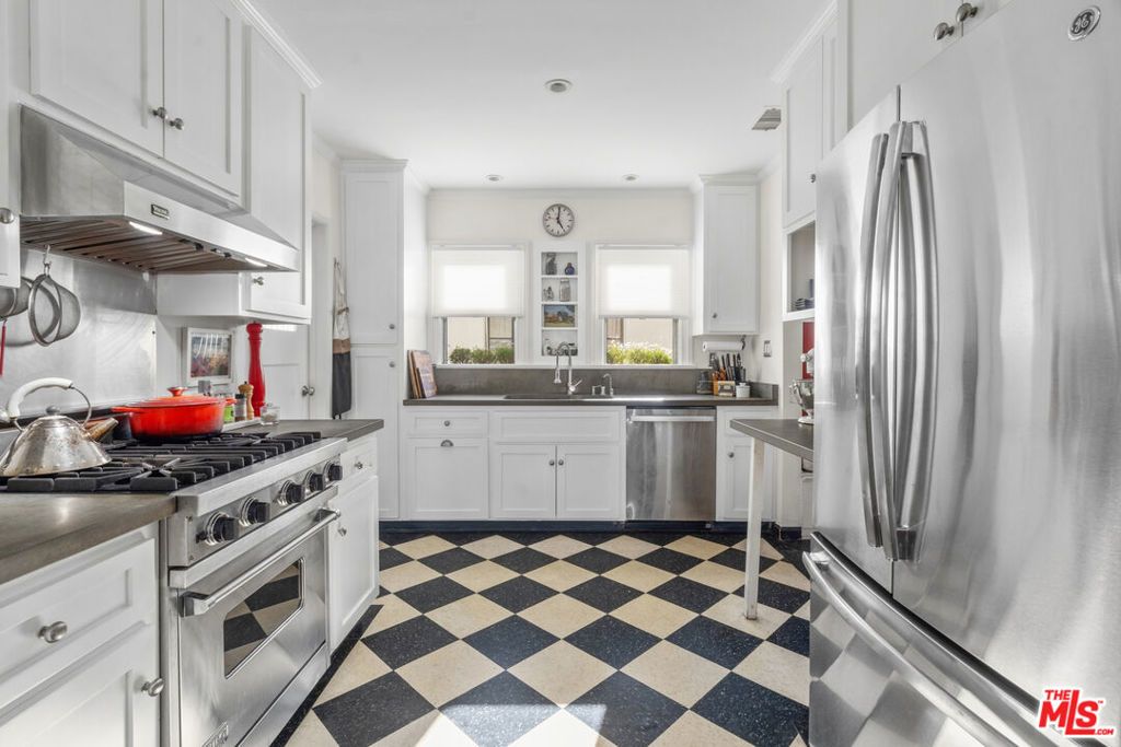 Image 14 of property listing at 1118 Grant Avenue, Venice, CA 90291