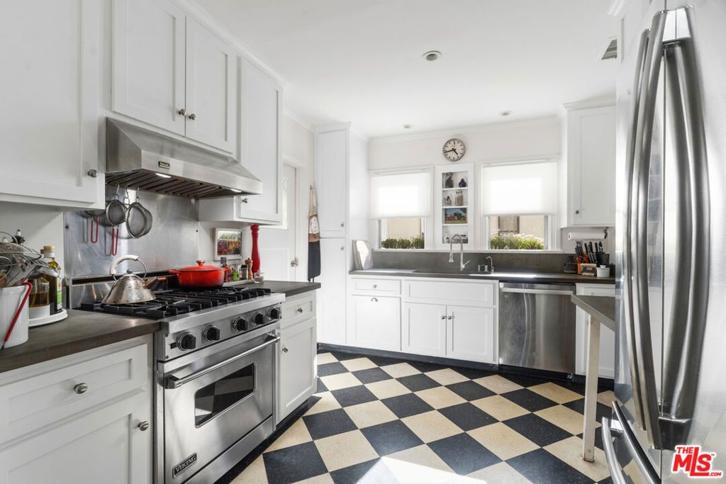 Image 15 of property listing at 1118 Grant Avenue, Venice, CA 90291