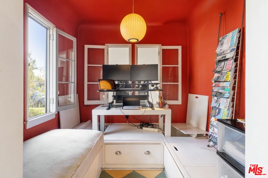 Image 16 of property listing at 1118 Grant Avenue, Venice, CA 90291