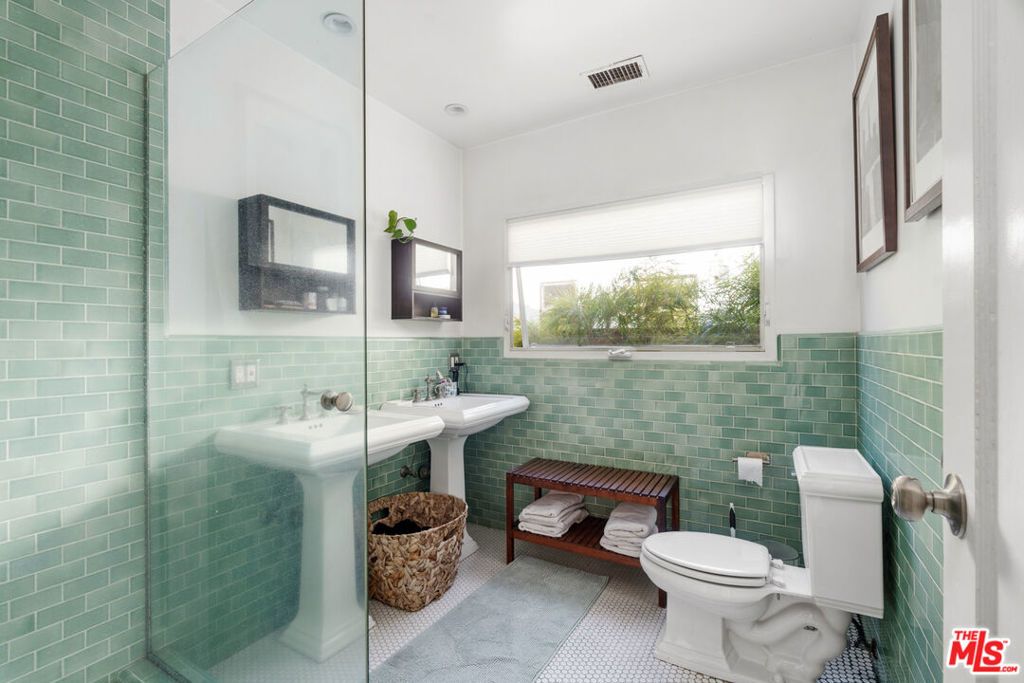 Image 18 of property listing at 1118 Grant Avenue, Venice, CA 90291