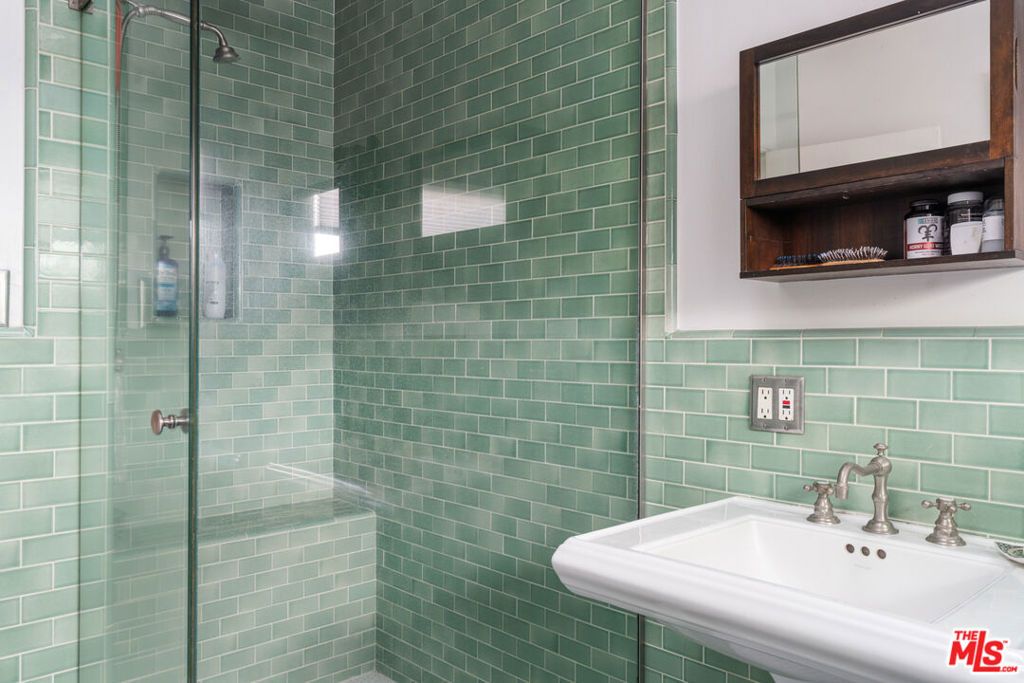 Image 19 of property listing at 1118 Grant Avenue, Venice, CA 90291