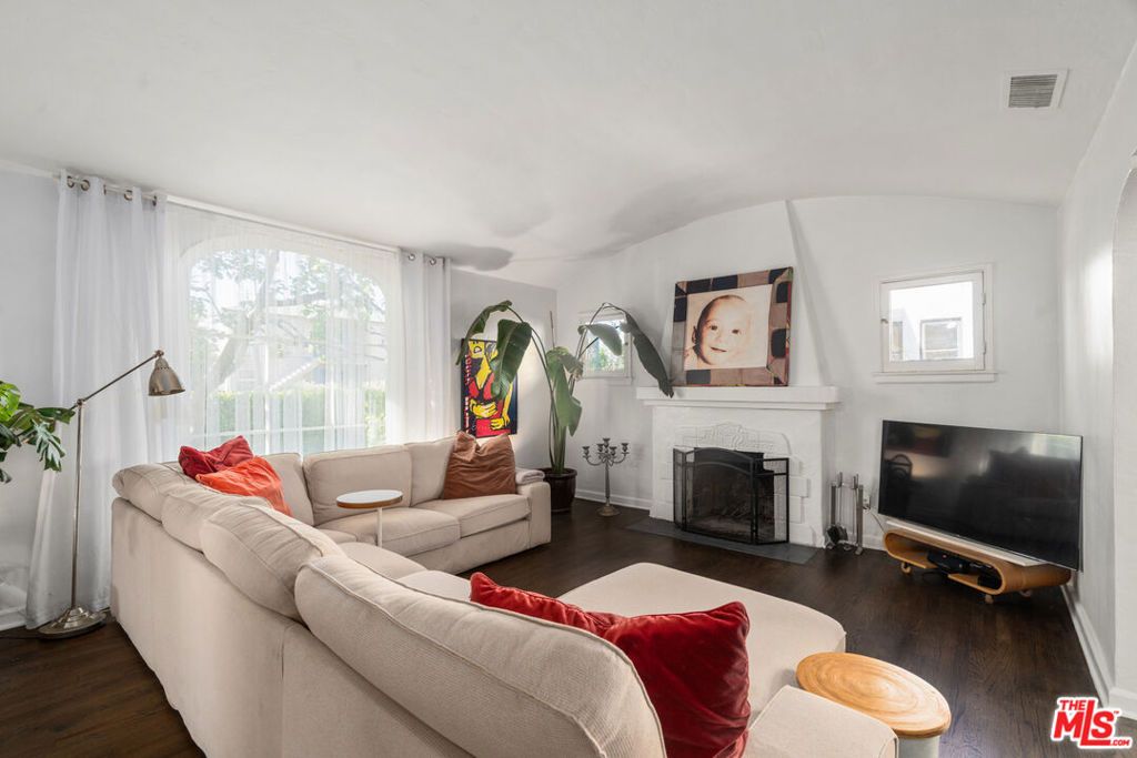 Image 2 of property listing at 1118 Grant Avenue, Venice, CA 90291