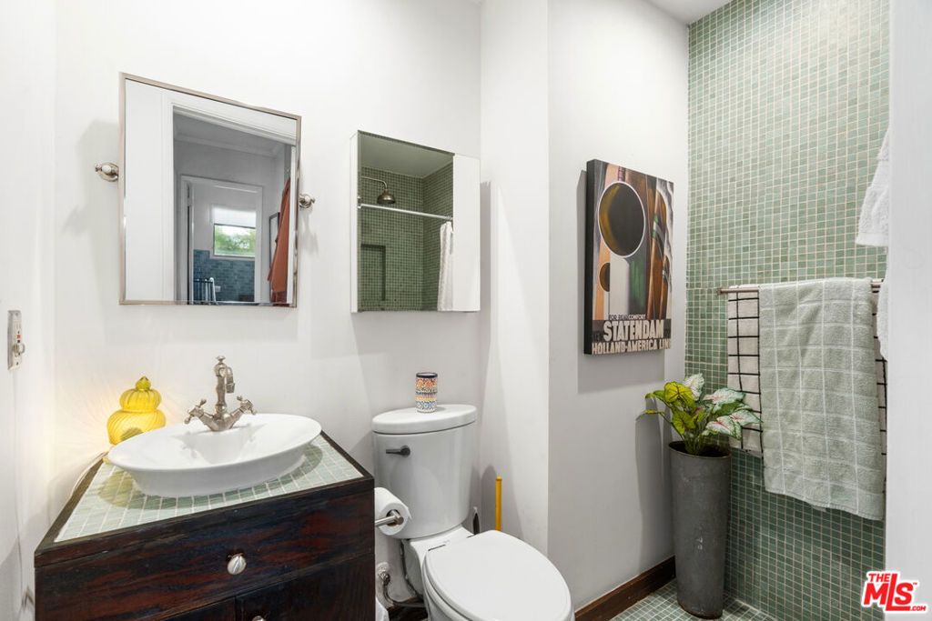 Image 21 of property listing at 1118 Grant Avenue, Venice, CA 90291