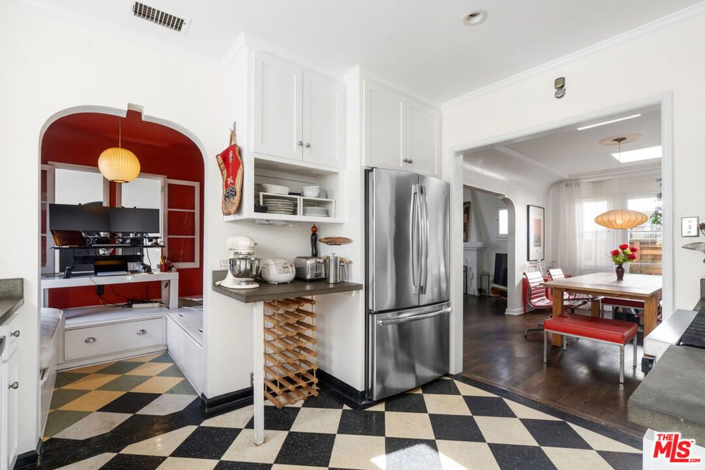 Image 3 of property listing at 1118 Grant Avenue, Venice, CA 90291