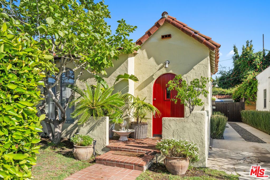 Image 5 of property listing at 1118 Grant Avenue, Venice, CA 90291