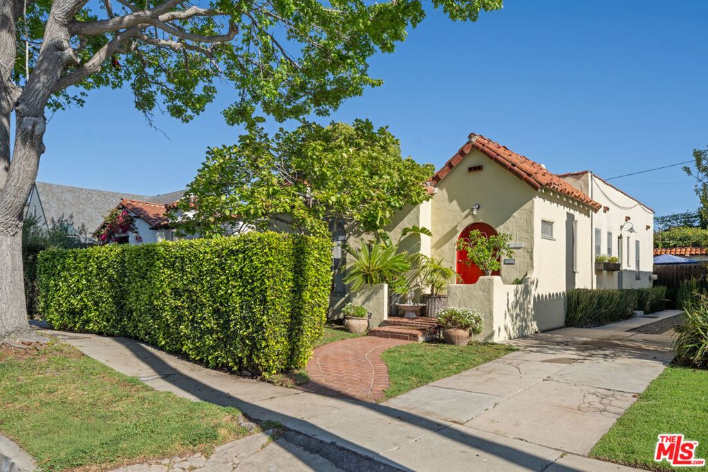 Image 6 of property listing at 1118 Grant Avenue, Venice, CA 90291