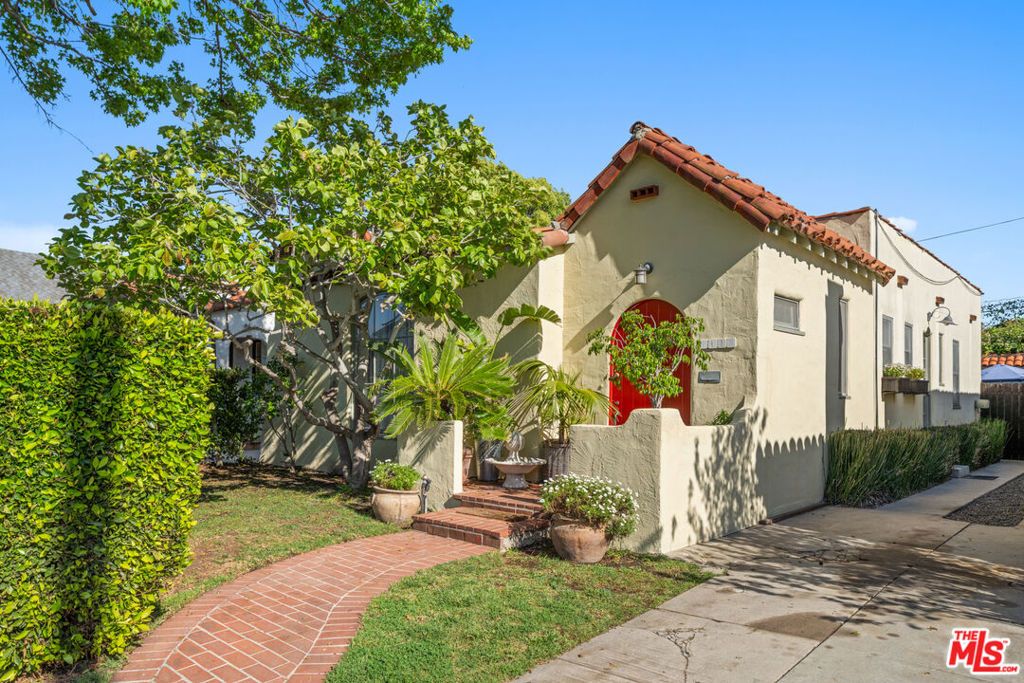 Image 7 of property listing at 1118 Grant Avenue, Venice, CA 90291