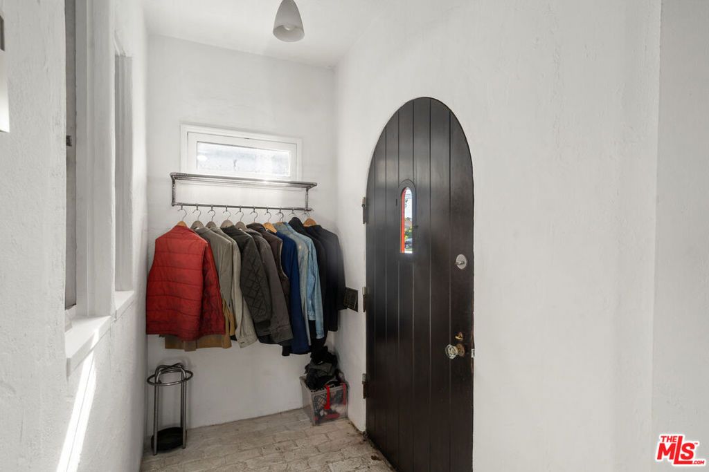 Image 8 of property listing at 1118 Grant Avenue, Venice, CA 90291