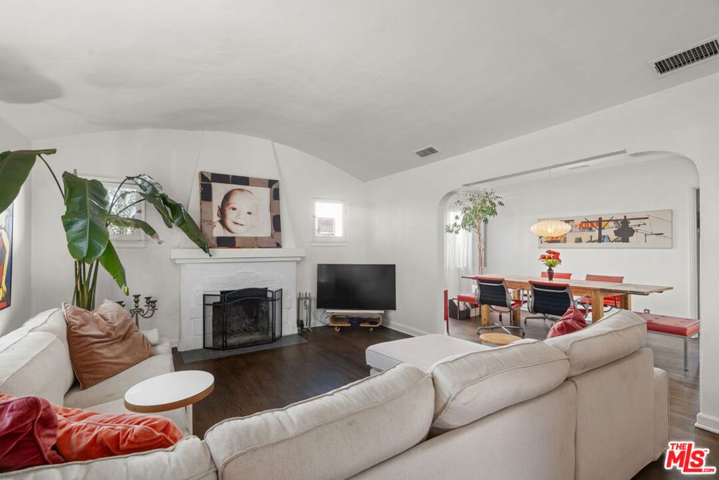 Image 9 of property listing at 1118 Grant Avenue, Venice, CA 90291