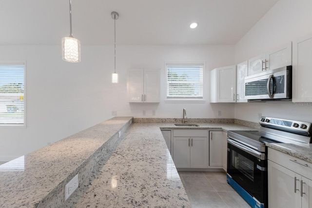 520 12TH AVENUE W, Bradenton, FL 34205