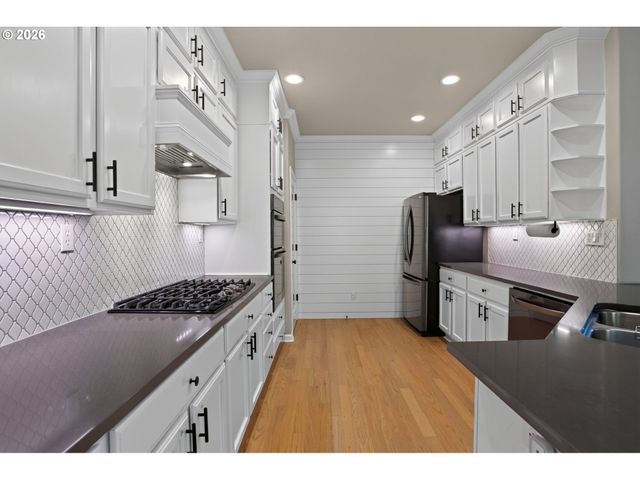 16431 WILLAMETTE VALLEY Dr, Oregon City, OR 97045