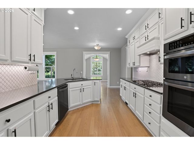 16431 WILLAMETTE VALLEY Dr, Oregon City, OR 97045