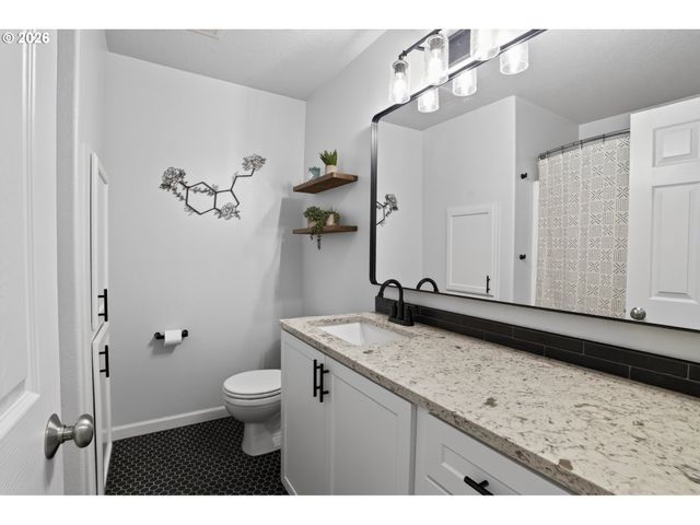 16431 WILLAMETTE VALLEY Dr, Oregon City, OR 97045