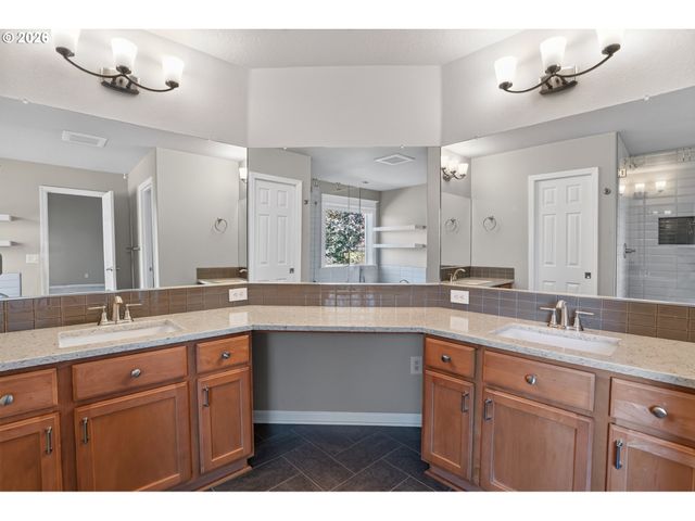 16431 WILLAMETTE VALLEY Dr, Oregon City, OR 97045