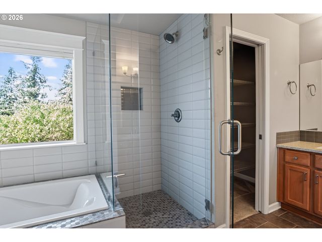 16431 WILLAMETTE VALLEY Dr, Oregon City, OR 97045