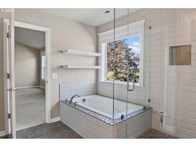 16431 WILLAMETTE VALLEY Dr, Oregon City, OR 97045