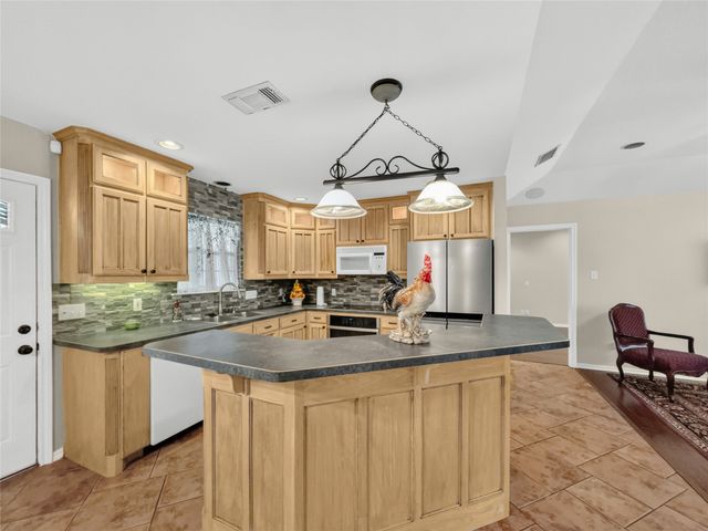 617 N Avenue D, Springtown, TX 76082