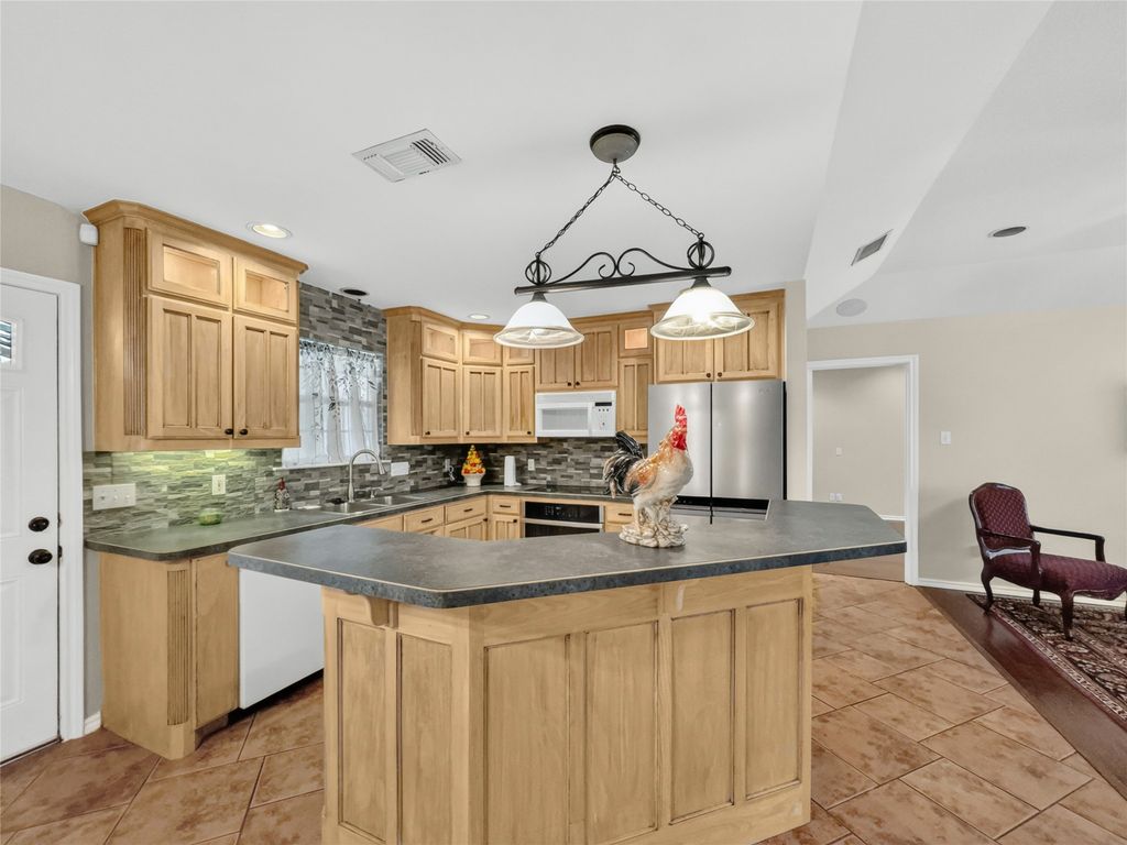 617 N Avenue D, Springtown, TX 76082 — photo 2