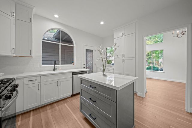 45 N Lakeridge Circle, The Woodlands, TX 77381