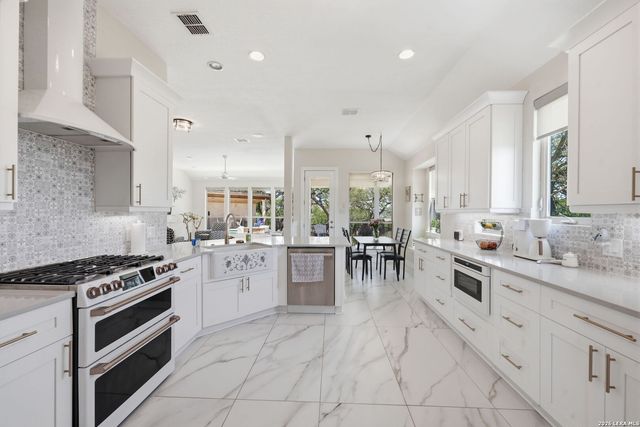 9015 TUSCAN HILLS DR, Garden Ridge, TX 78266