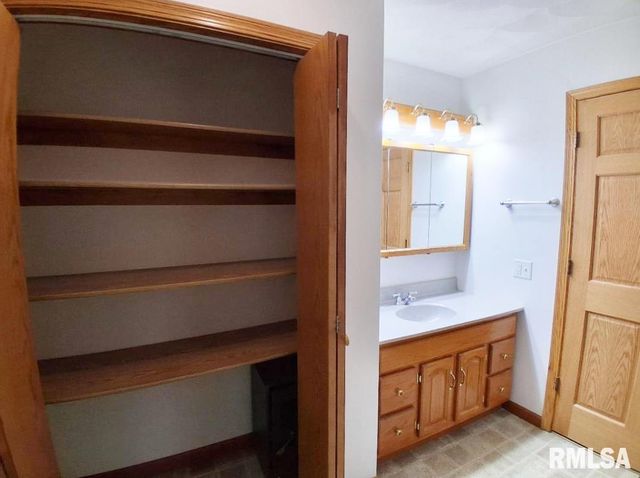 421 CHARTER OAK Place, Dahinda, IL 61428