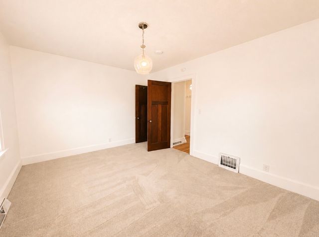 2425 Prospect Road, Des Moines, IA 50310