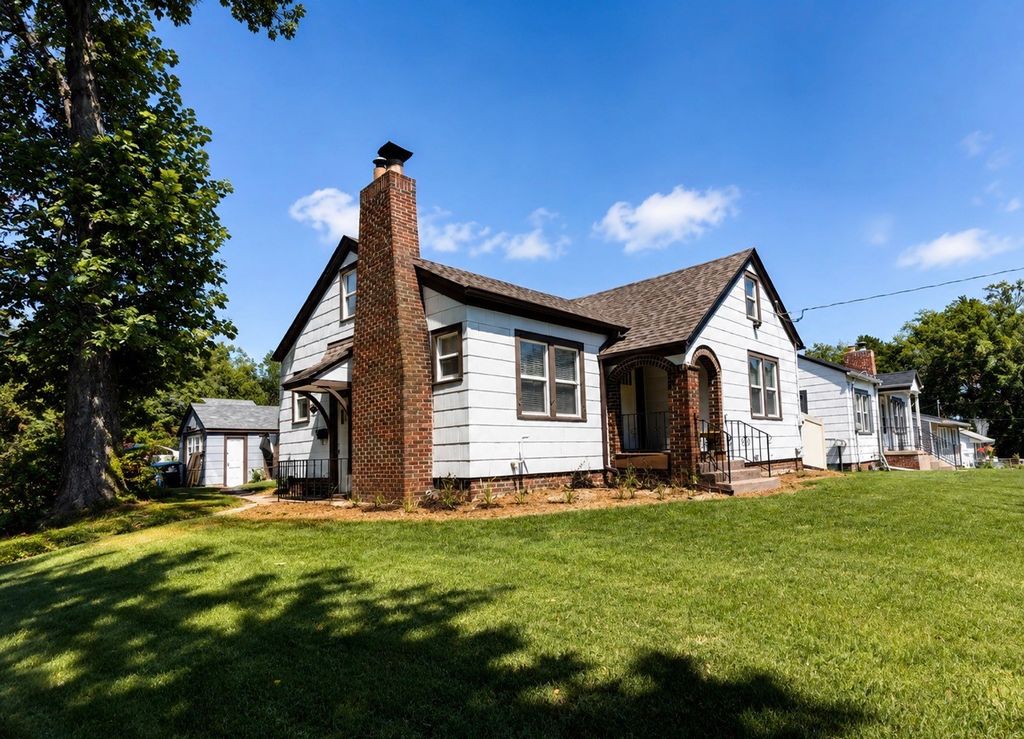 2425 Prospect Road, Des Moines, IA 50310