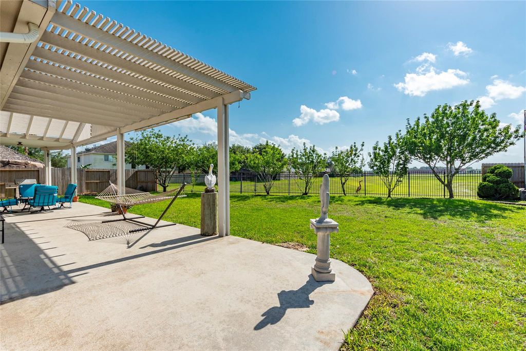 3004 Macoma Avenue, Pearland, TX 77581