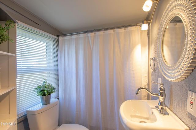 1826 Pittstown Road, Bristol, VA 24201